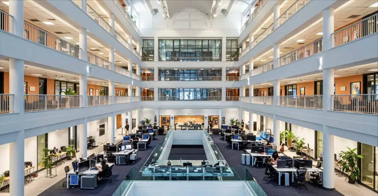 une image de bureaux modernes et lumineux avec des plantes vertes